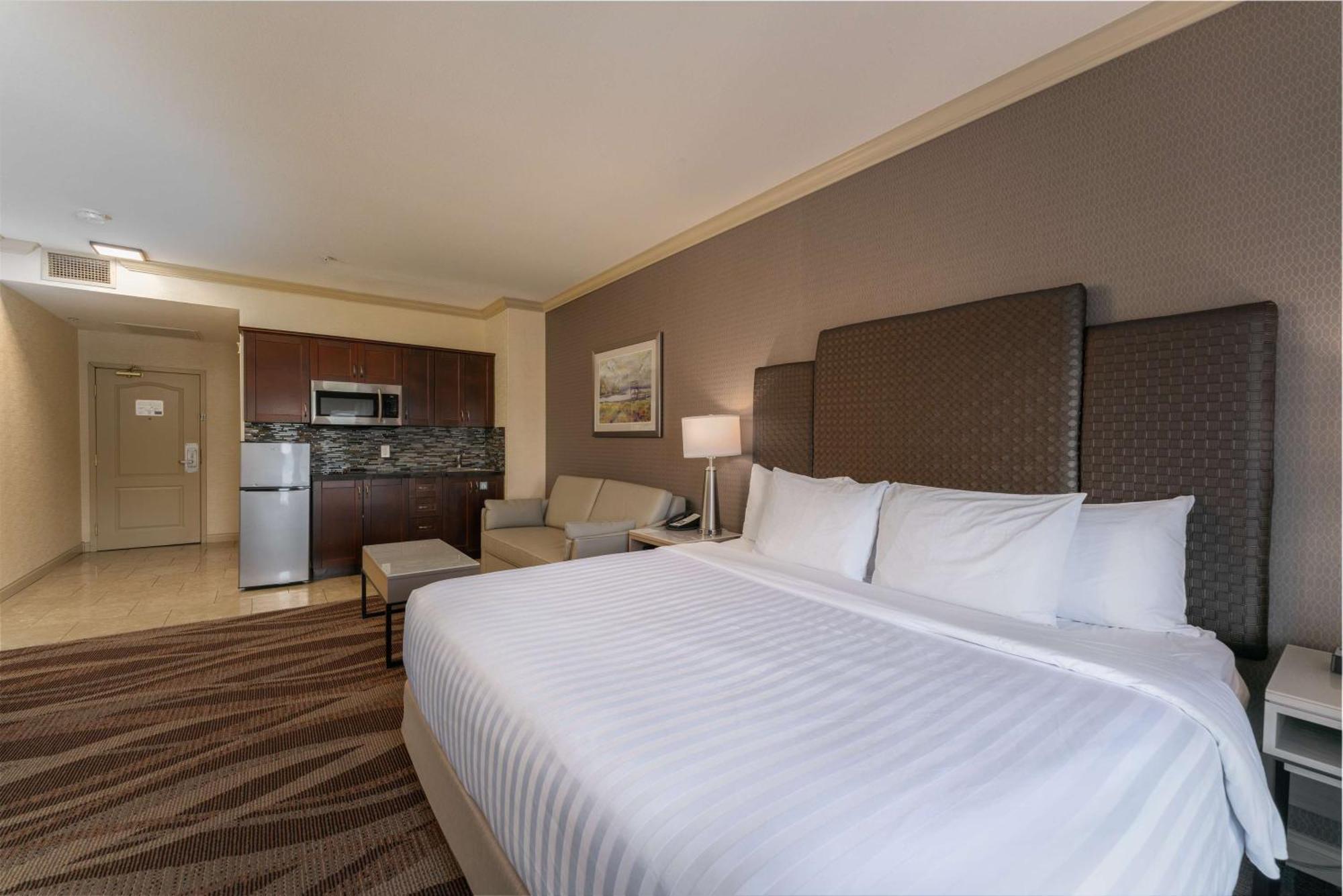 Prestige Harbourfront Resort, Worldhotels Luxury Salmon Arm Exterior photo