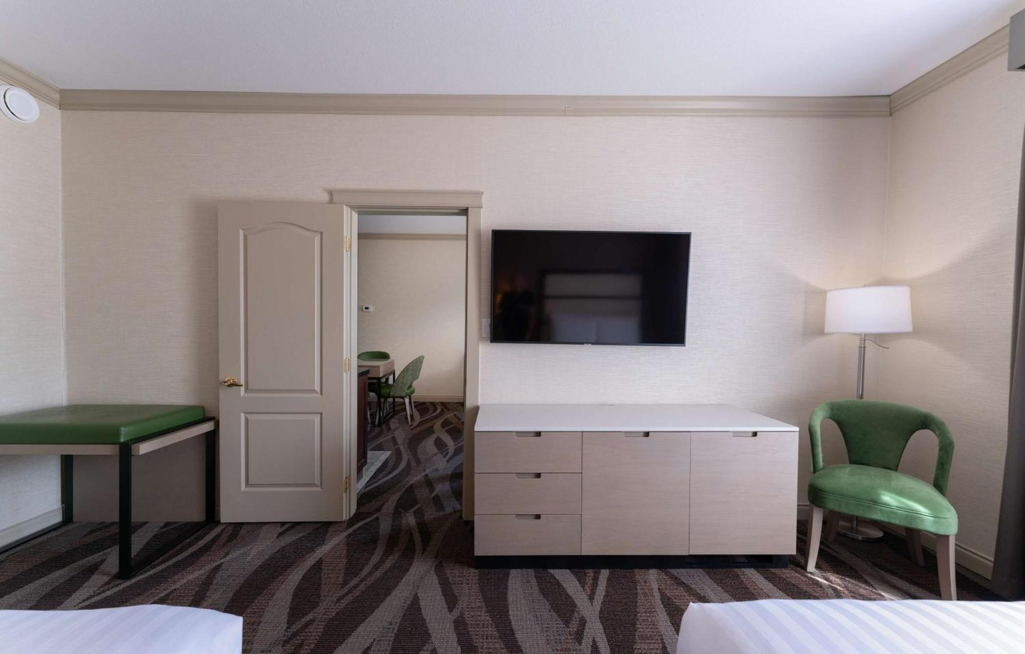 Prestige Harbourfront Resort, Worldhotels Luxury Salmon Arm Exterior photo